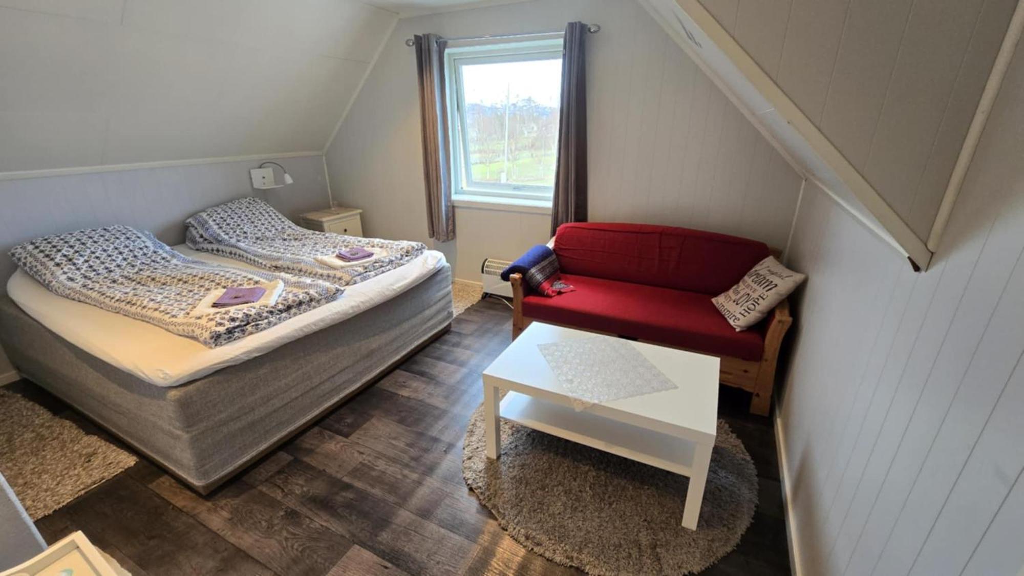 1 Room In The Yellow House, Close To Airport & Lofoten Evenskjer Exterior photo